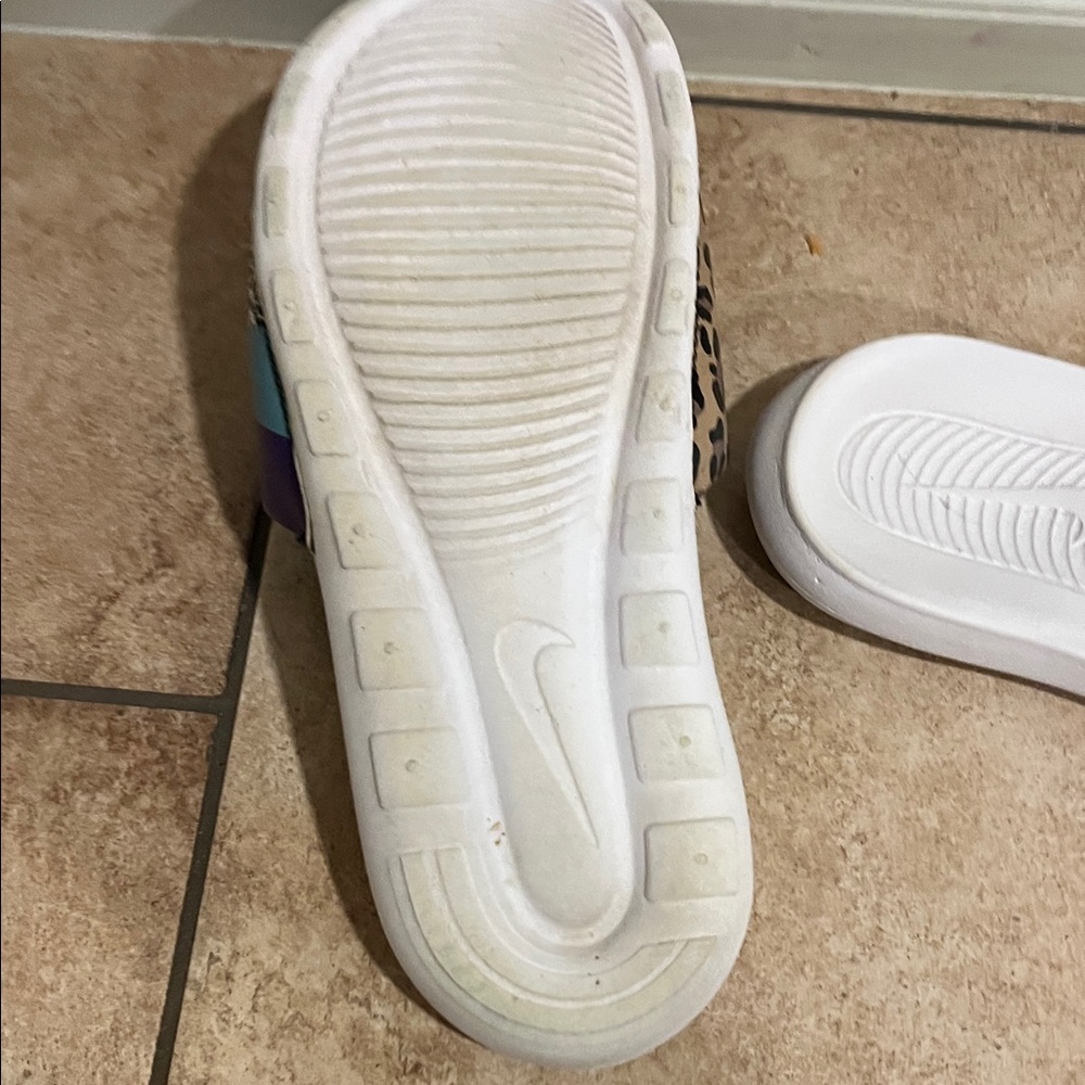 Nike Leopard Print Slides - White, Black, Purple - Picture 4 of 4